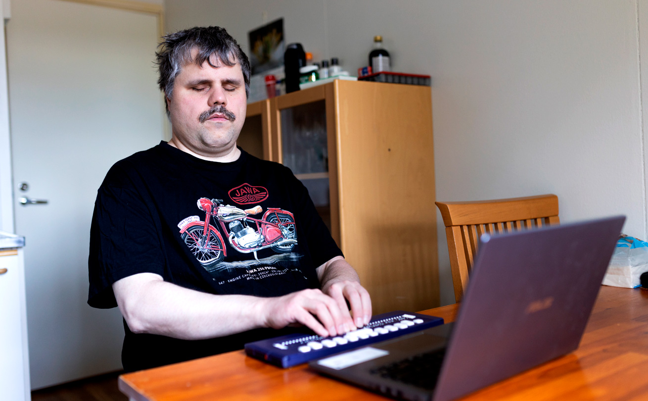 Heikki Pokki käyttää ruudunlukuohjelmaa asioidessaan tietokoneella.
